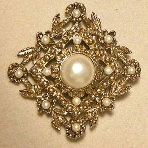Vintage 1970's FauxPearl Tiered Brooch